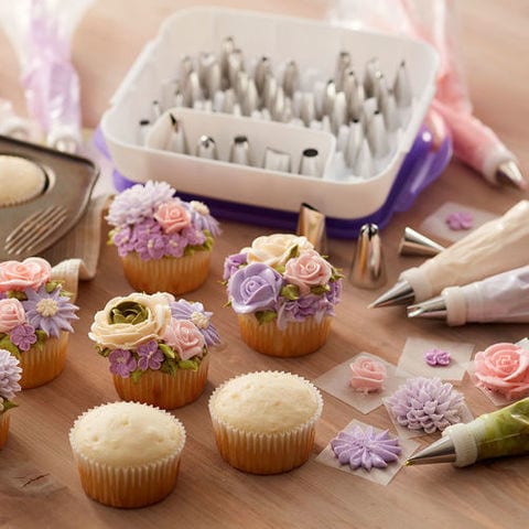 55 Boquillas 2 Clavos para Flor y Organizador para Boquillas Wilton 2104-0240 2 Acopladores Juego de Boquillas Maestro