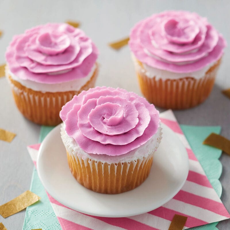 Cupcakes decorados con rosa de liston | Wilton en Español | Recetas e ...